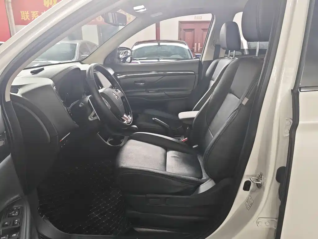 Outlander (Import) 欧蓝德(进口) 2016款 2.4 L 四驱精英版 7座