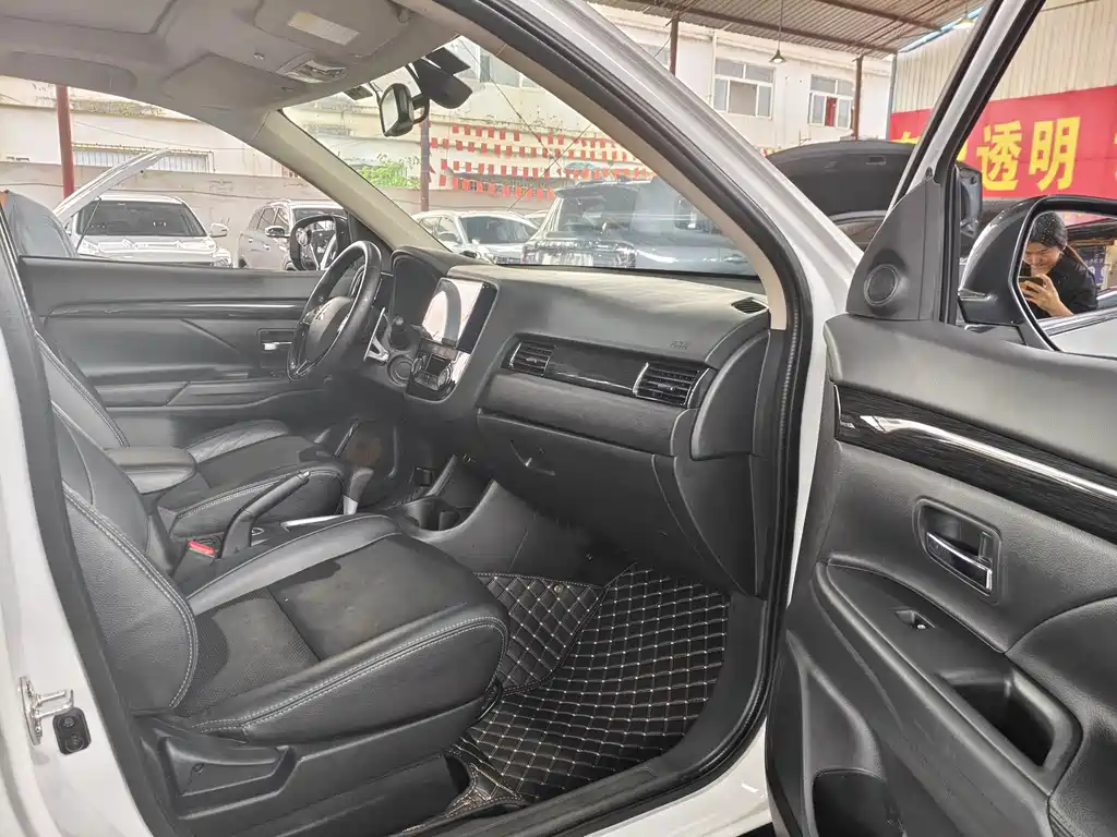 Outlander (Import) 欧蓝德(进口) 2016款 2.4 L 四驱精英版 7座