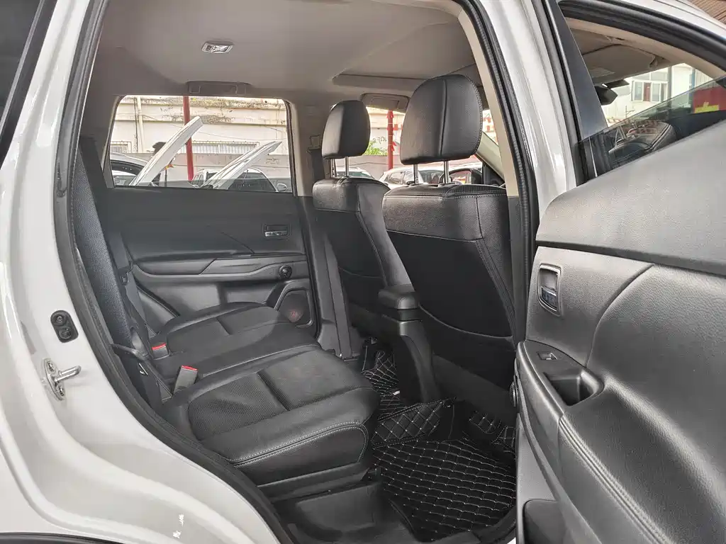 Outlander (Import) 欧蓝德(进口) 2016款 2.4 L 四驱精英版 7座