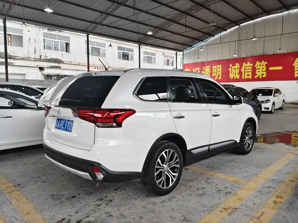 Outlander (Import) 欧蓝德(进口) 2016款 2.4 L 四驱精英版 7座