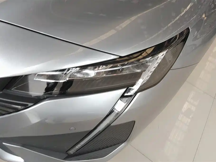 Peugeot 408 360 THP Dragon Latour