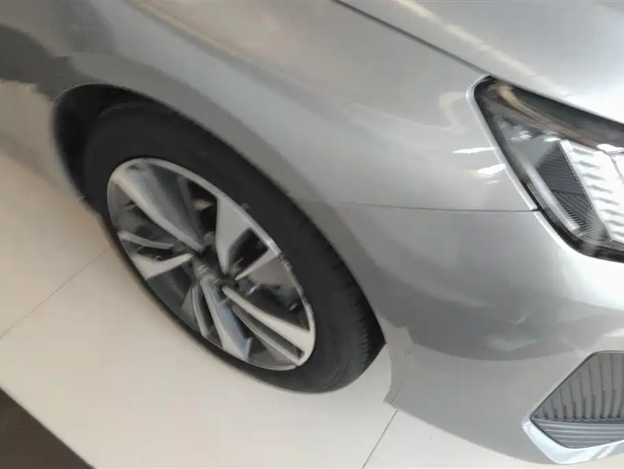 Peugeot 408 360 THP Dragon Latour