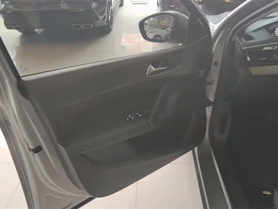 Peugeot 408 360 THP Dragon Latour