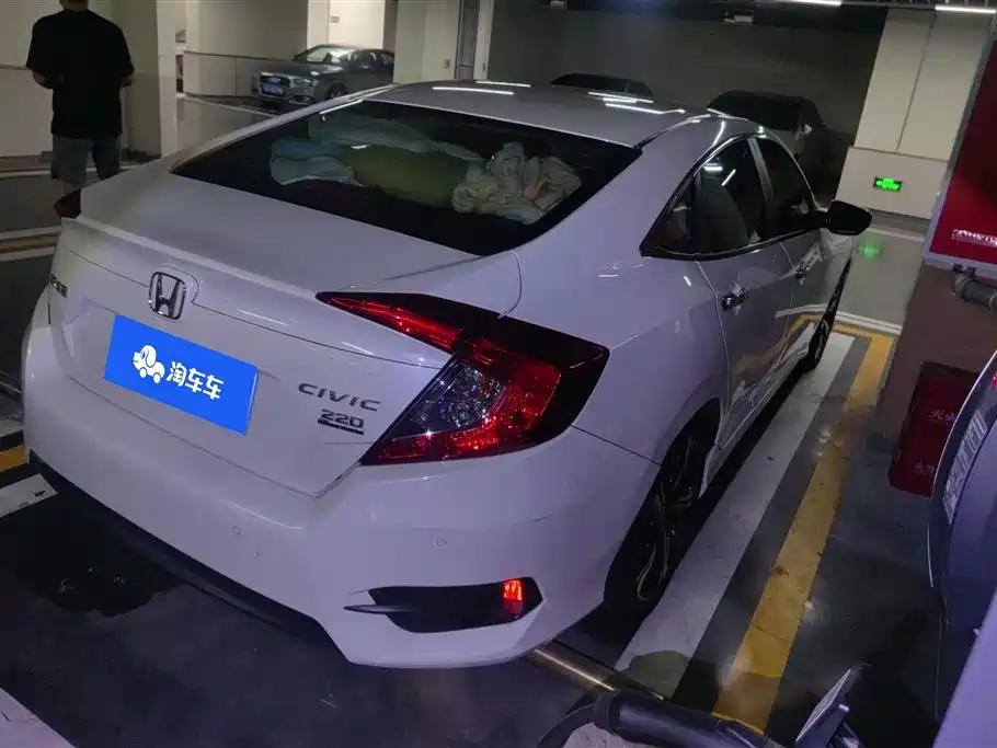 Civic 220 TURBO CVT Distinguished