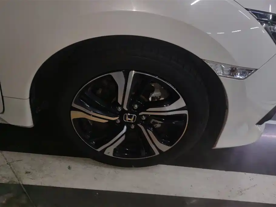 Civic 220 TURBO CVT Distinguished