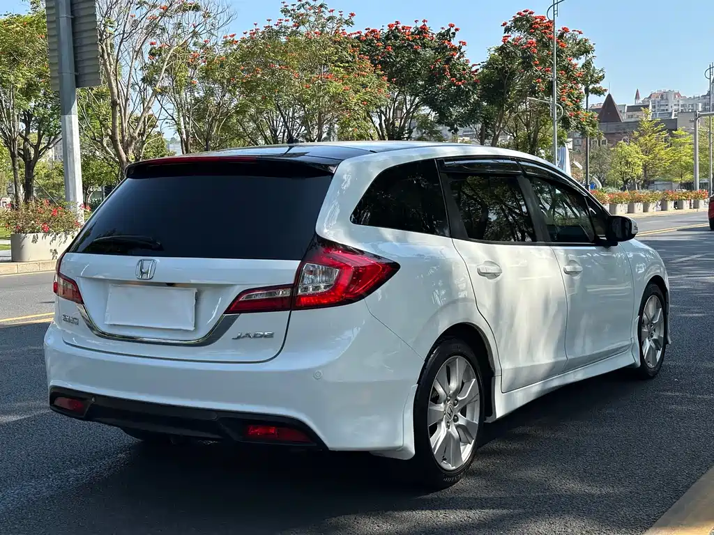 Jade 1.8 L Auto Comfort Elite 5-seat