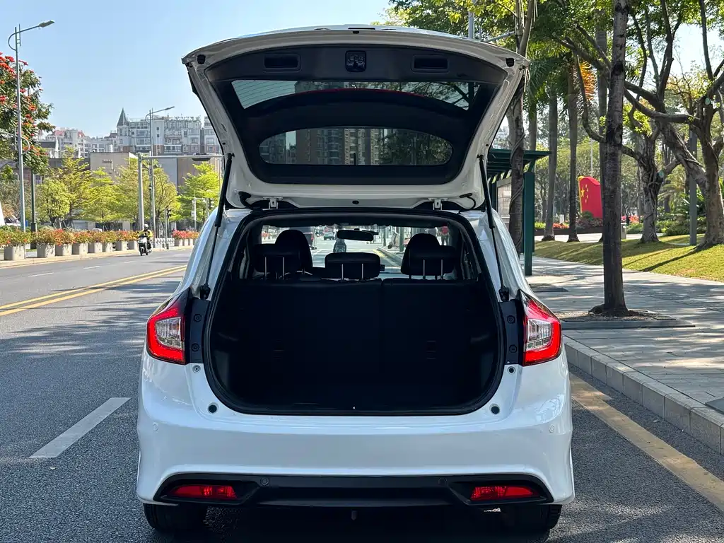 Jade 1.8 L Auto Comfort Elite 5-seat