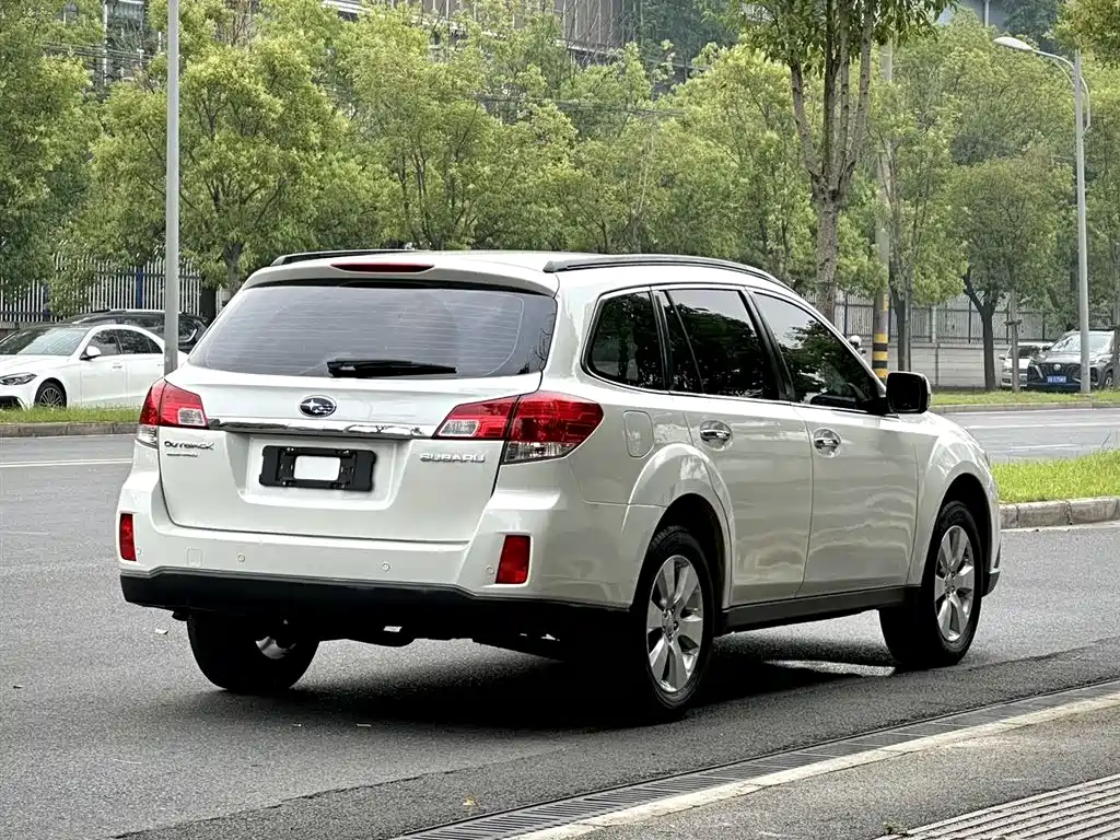 Outback 2.5 i Luxury