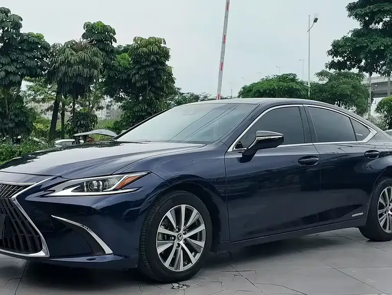 Lexus ES 300 h Outstanding