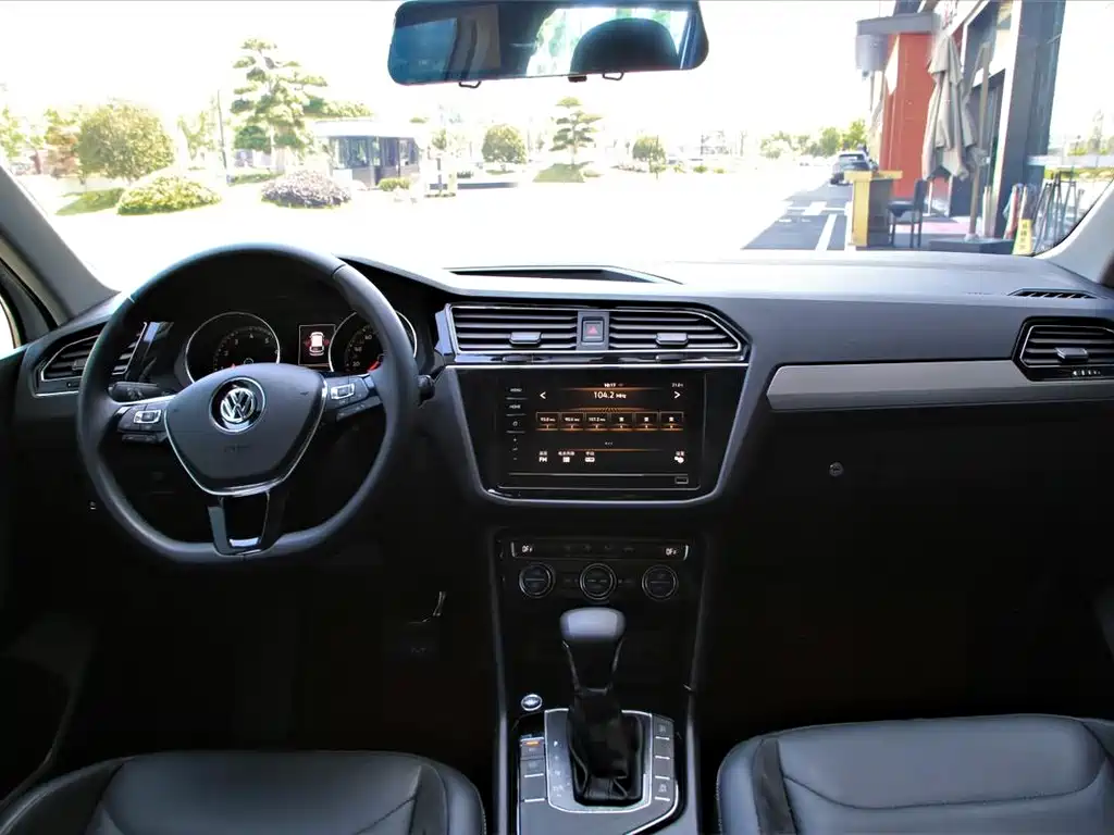 Tiguan L Facelift 330 TSI Auto 2 WD Panoramic Comfort CN-VI