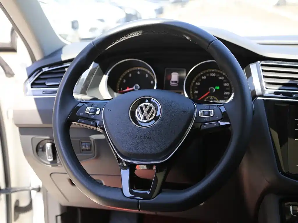 Tiguan L Facelift 330 TSI Auto 2 WD Panoramic Comfort CN-VI