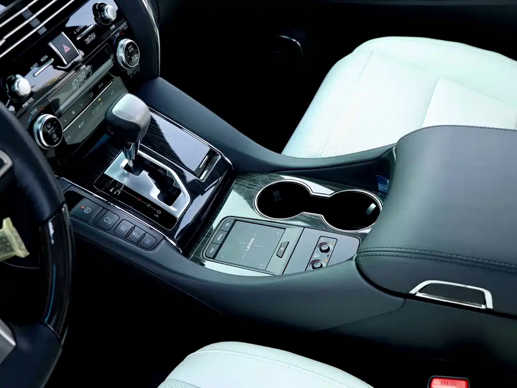 Lexus LM 300 h 7-seat Elegant