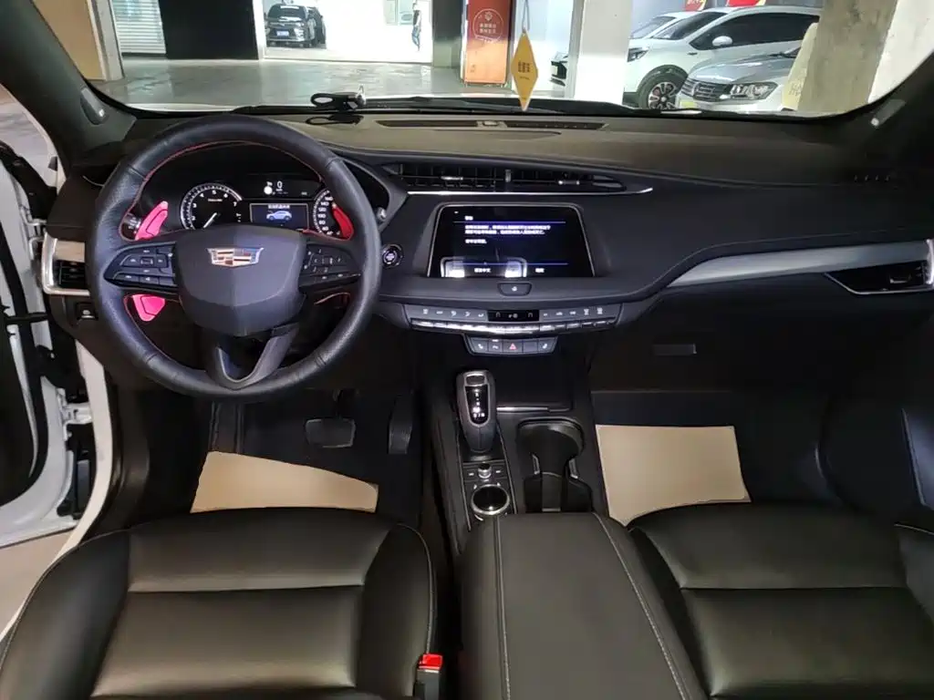 Cadillac XT4 28 T 2 WD Leading