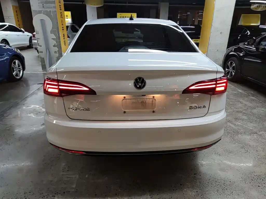 Bora 1.5 L Auto Comfort Connected