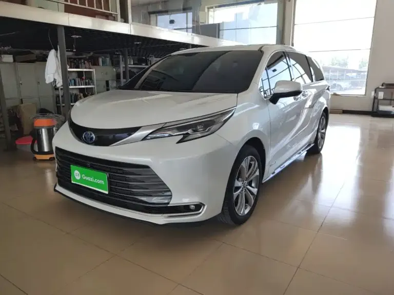 Toyota Sienna 2.5 L Hybrid Distinguished