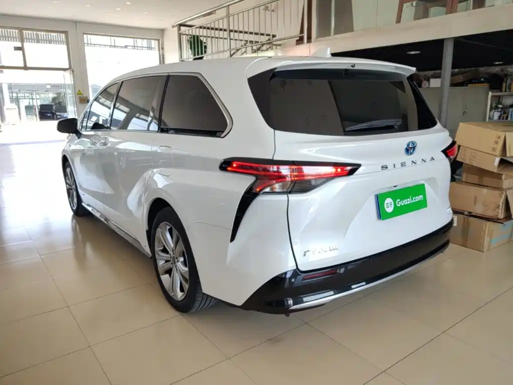Sienna 2.5 L Hybrid Distinguished