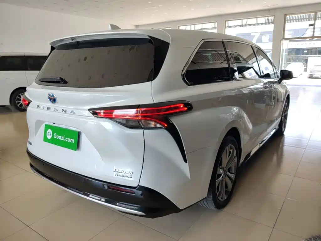 Sienna 2.5 L Hybrid Distinguished