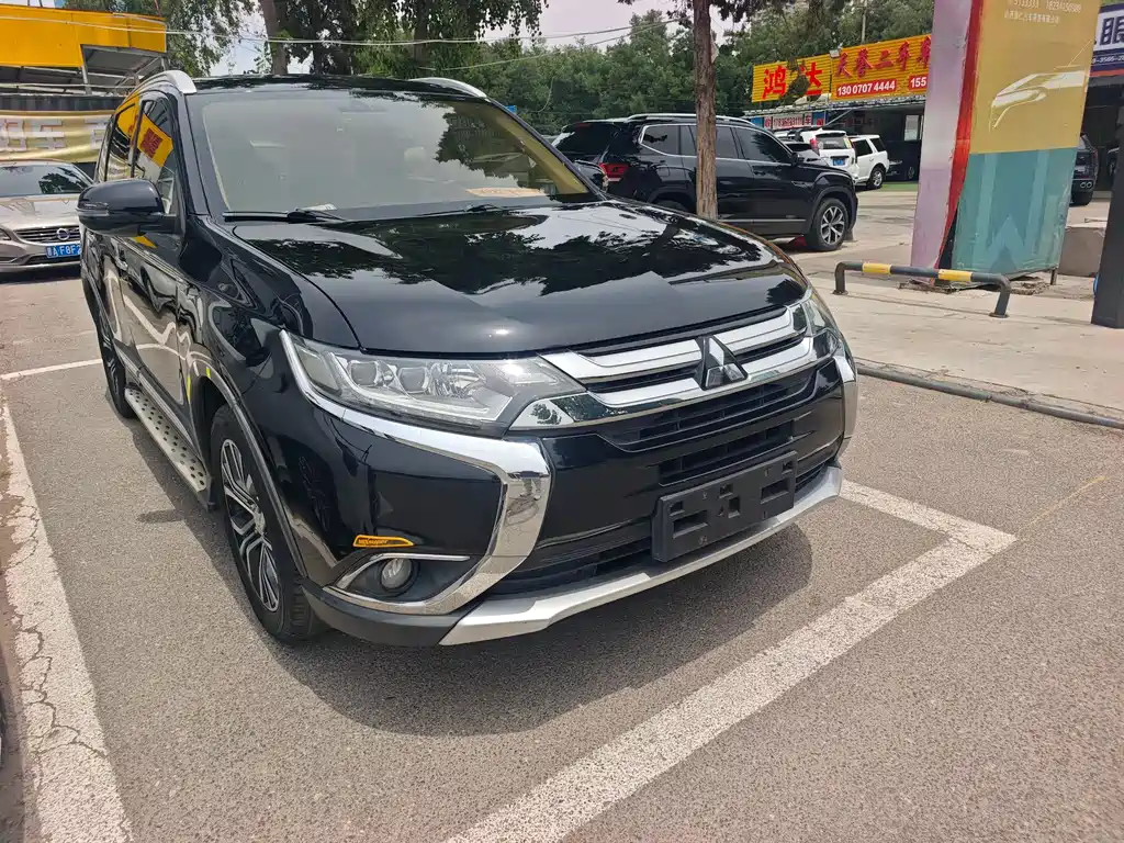 Outlander 2.4 L 4 WD Luxury 7-seat