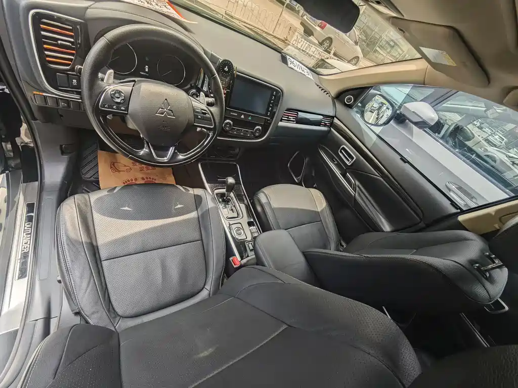 Outlander 2.4 L 4 WD Luxury 7-seat
