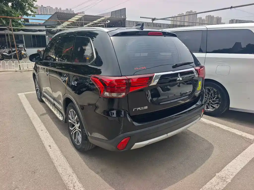 Outlander 2.4 L 4 WD Luxury 7-seat