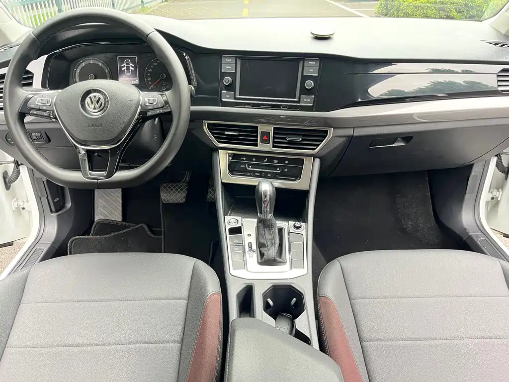 Bora 1.5 L Auto Elite