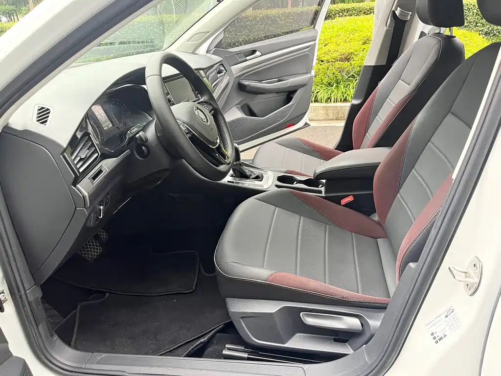 Bora 1.5 L Auto Elite