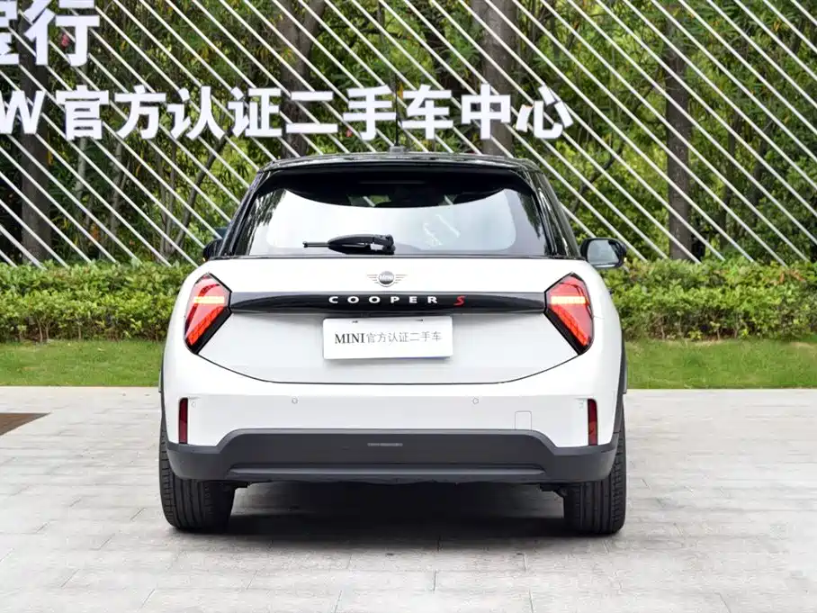 MINI 2.0 T COOPER S Artist 5-door