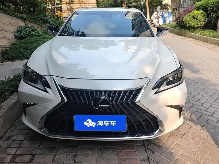 Lexus ES 200 Outstanding