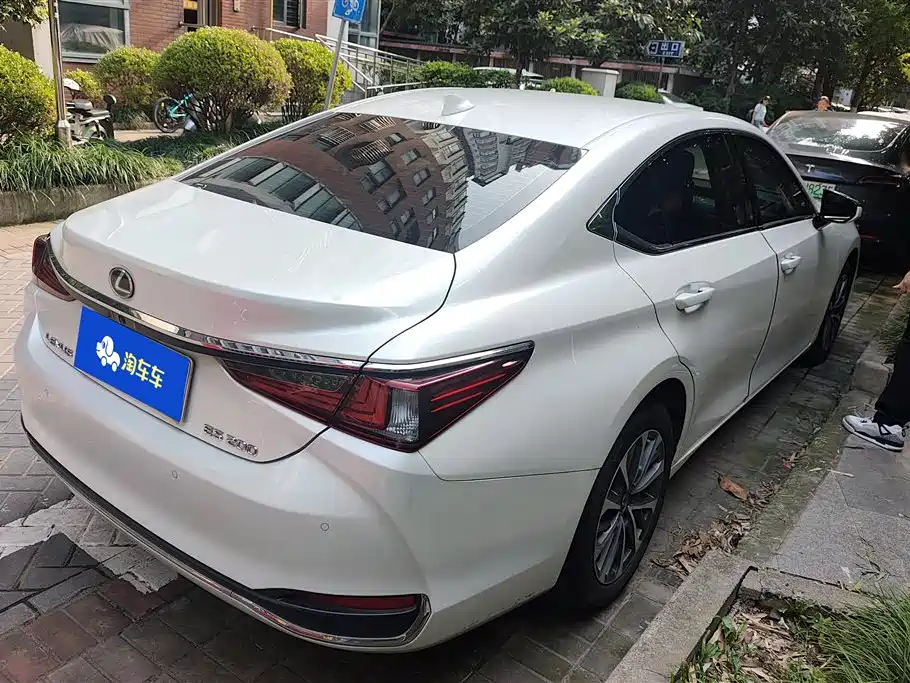Lexus ES 200 Outstanding