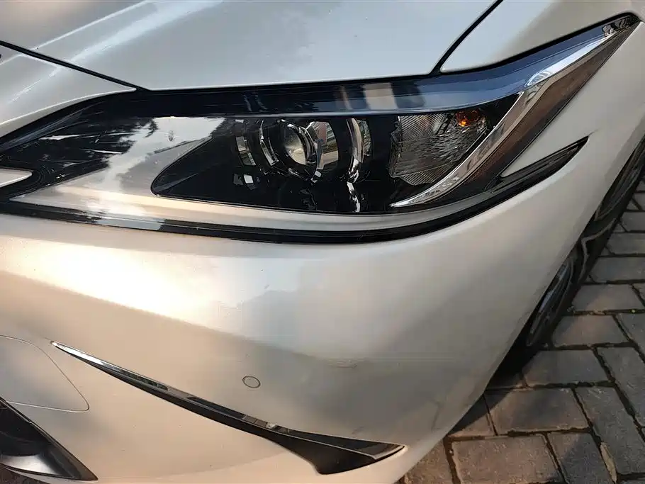 Lexus ES 200 Outstanding