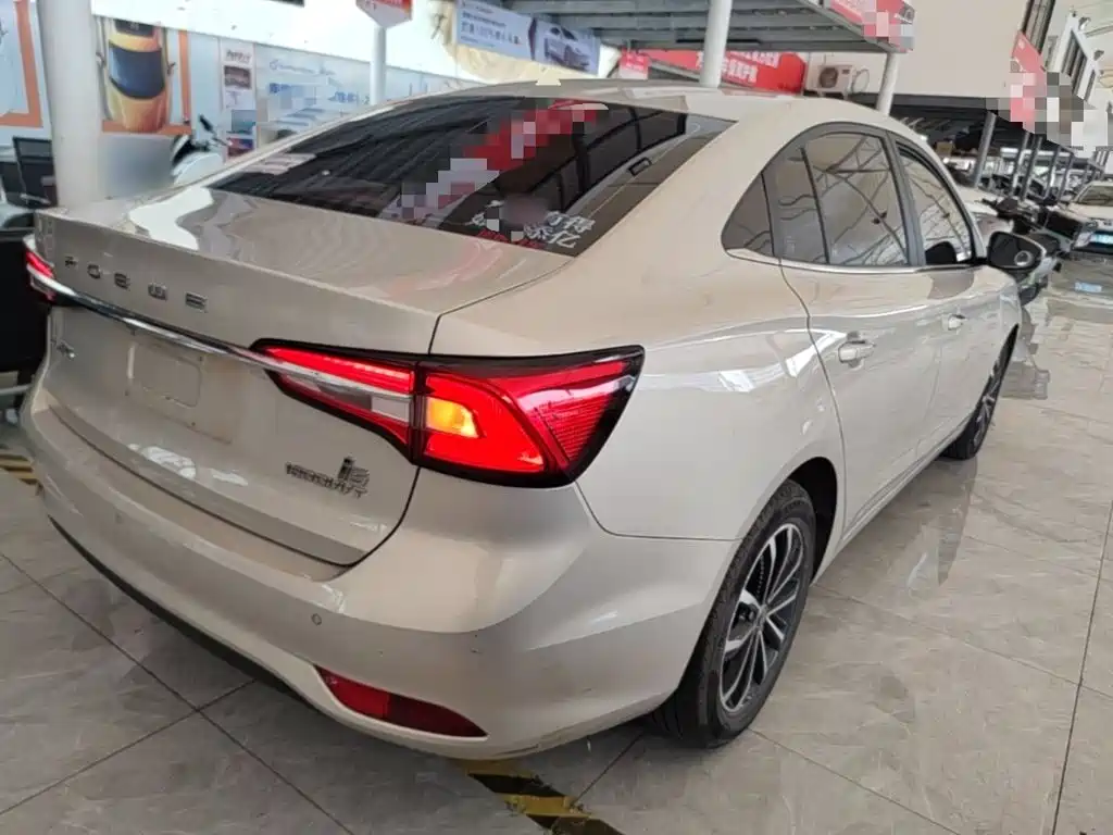 Roewe i5 1.5 L Auto 4 G Connected Leading Luxury Flagship