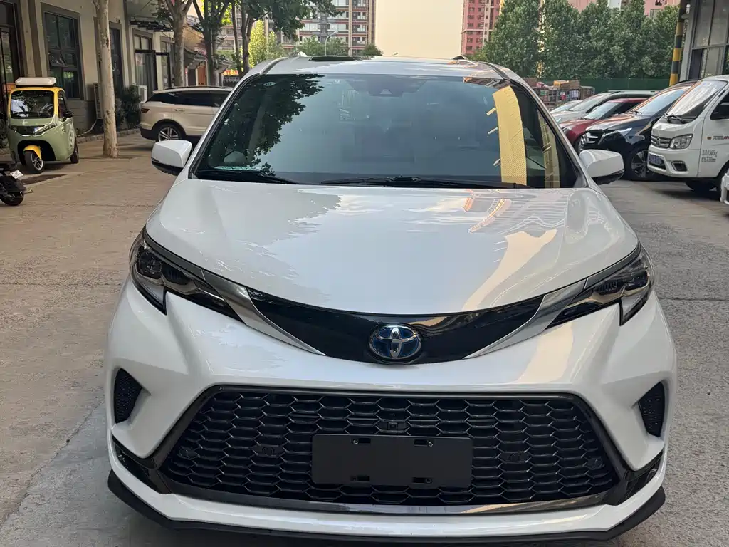 Granvia 2.5 L Hybrid Luxury
