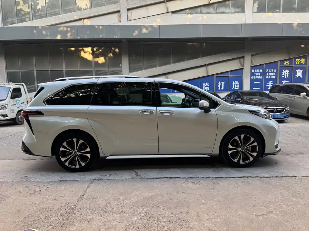 Granvia 2.5 L Hybrid Luxury