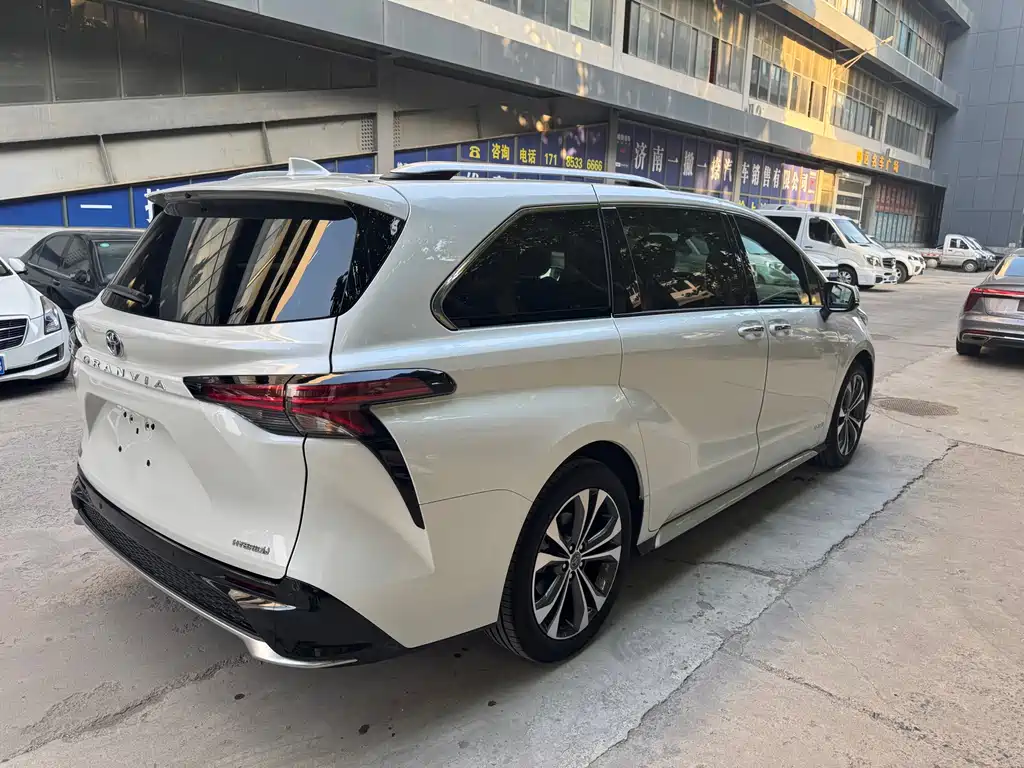 Granvia 2.5 L Hybrid Luxury