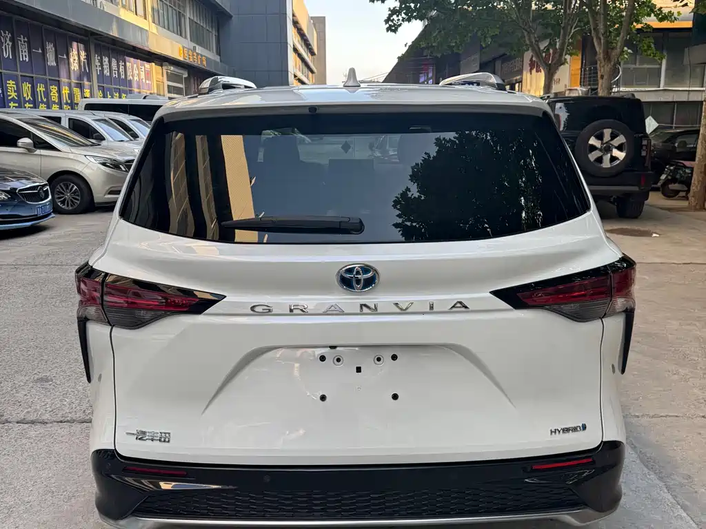 Granvia 2.5 L Hybrid Luxury