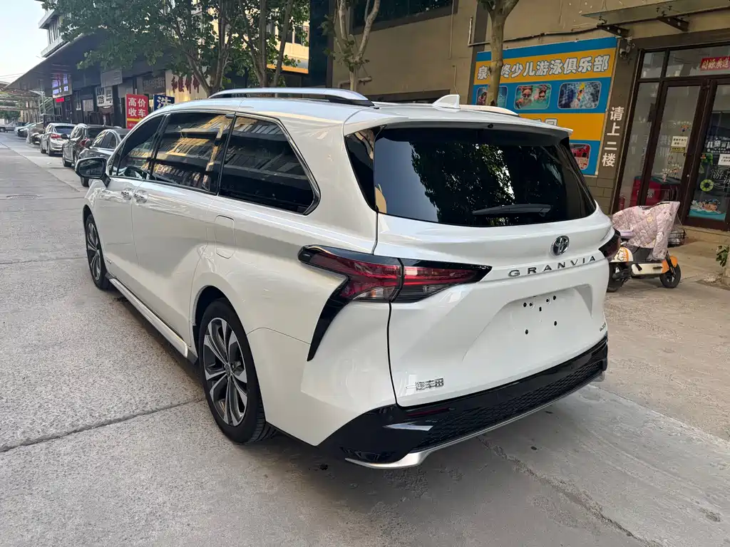 Granvia 2.5 L Hybrid Luxury