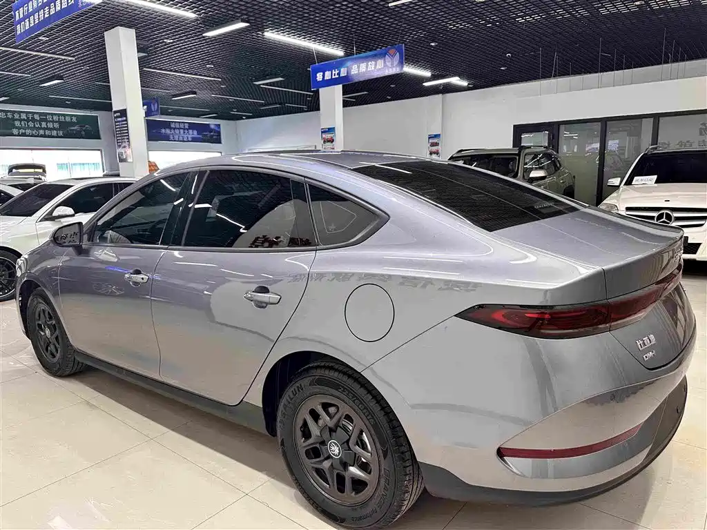 Qin PLUS DM-i Smart Drive 55 KM Leading