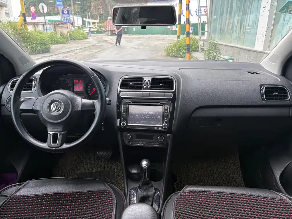 Polo 1.6 L Auto Luxury