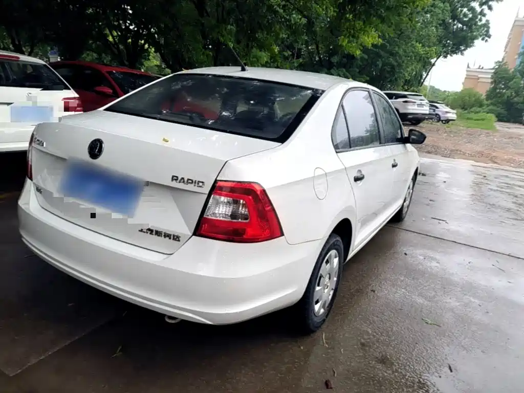 Rapid 1.6 L Manual Forward