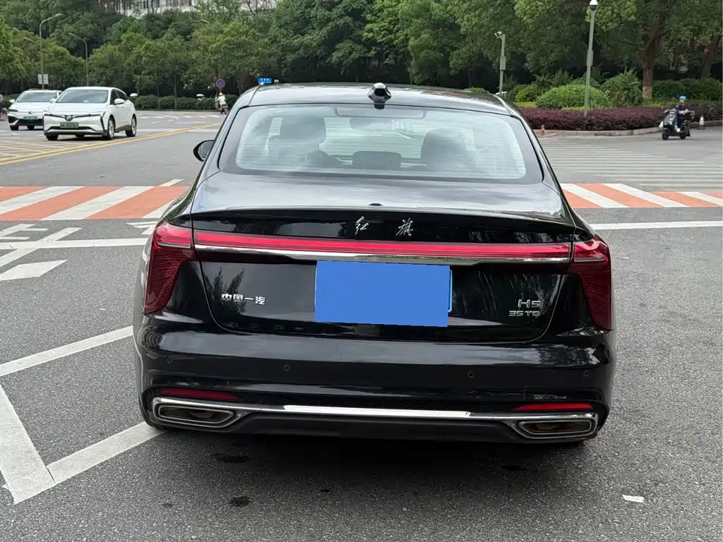 Hongqi H5 1.5 T DCT Connected Flagship Joy