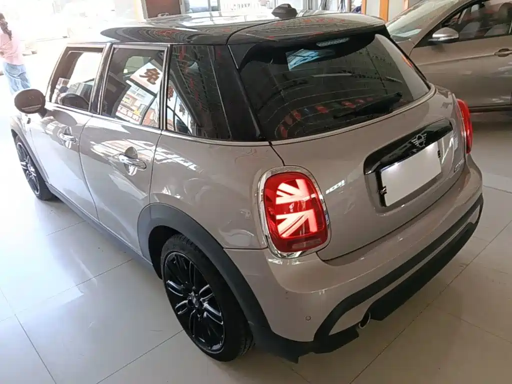 MINI 1.5 T COOPER Artist 5-door