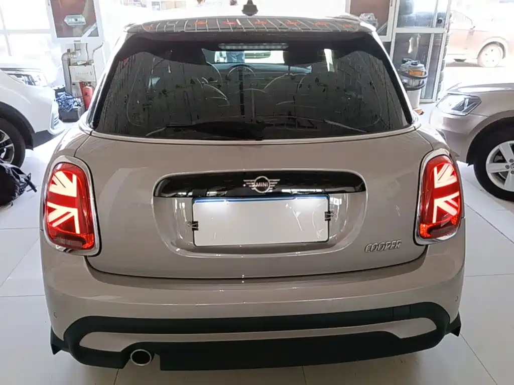 MINI 1.5 T COOPER Artist 5-door