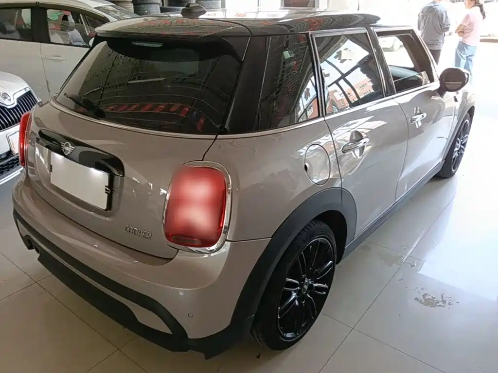 MINI 1.5 T COOPER Artist 5-door