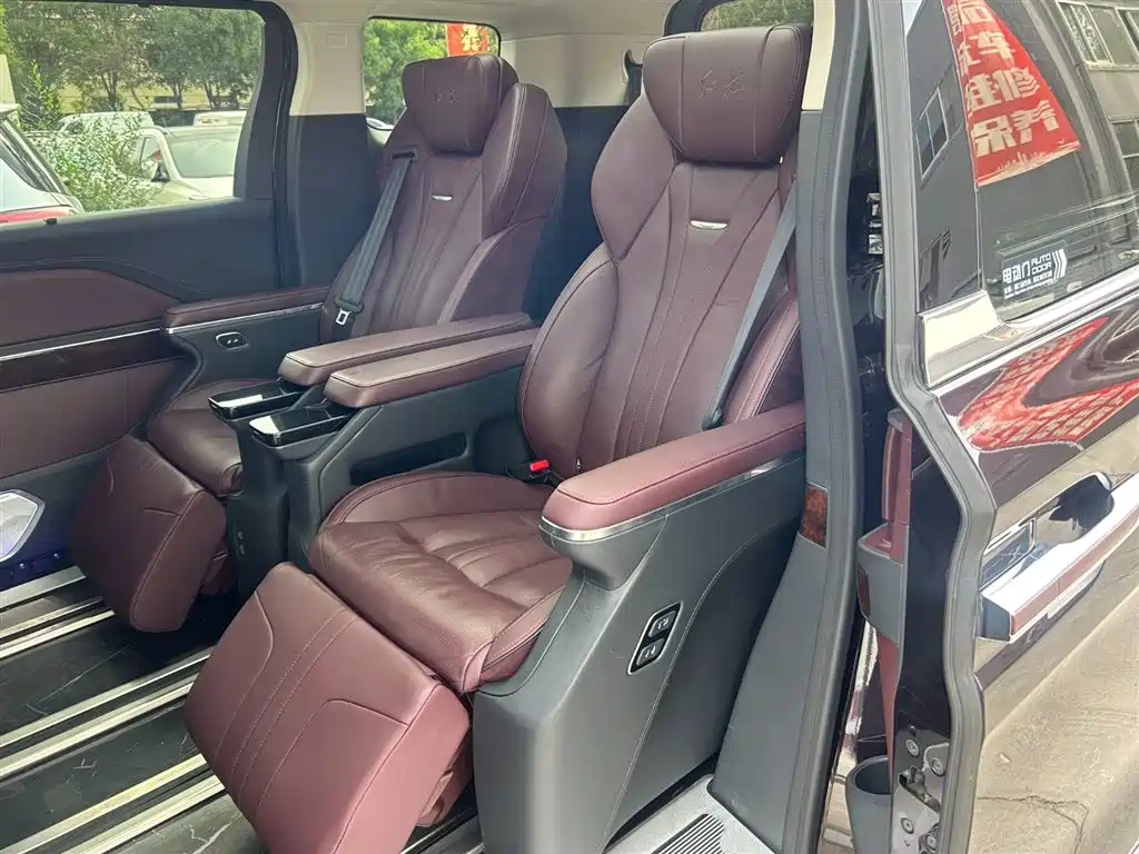 Hongqi HQ9 2.0 T Connected Flagship