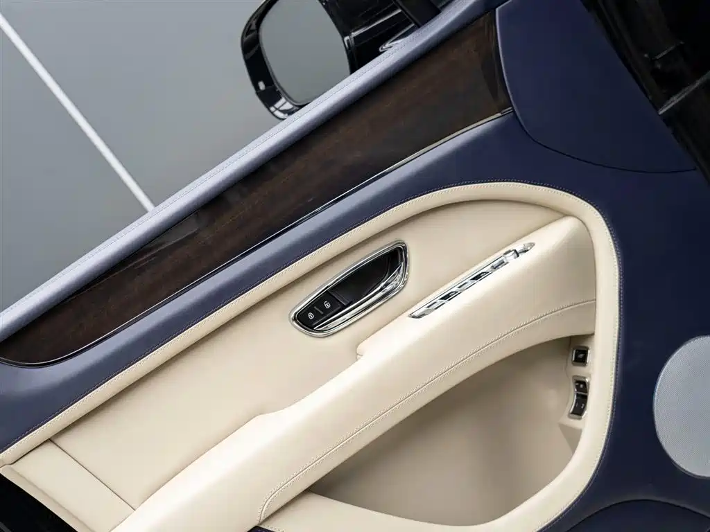 Bentayga 4.0 T V8 LWB Range