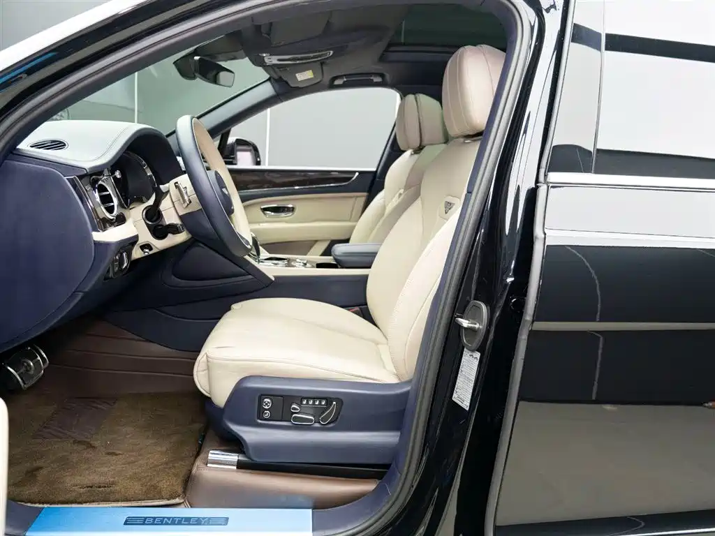 Bentayga 4.0 T V8 LWB Range