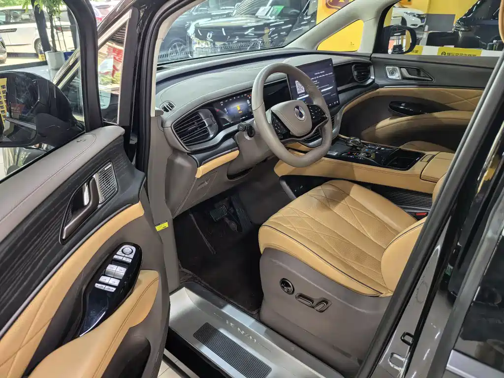 Denza D9 DM-i 970 4 WD Flagship