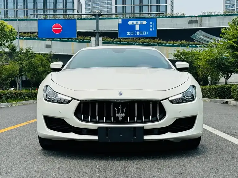 Maserati Ghibli 2.0 T GT Sharp Edge