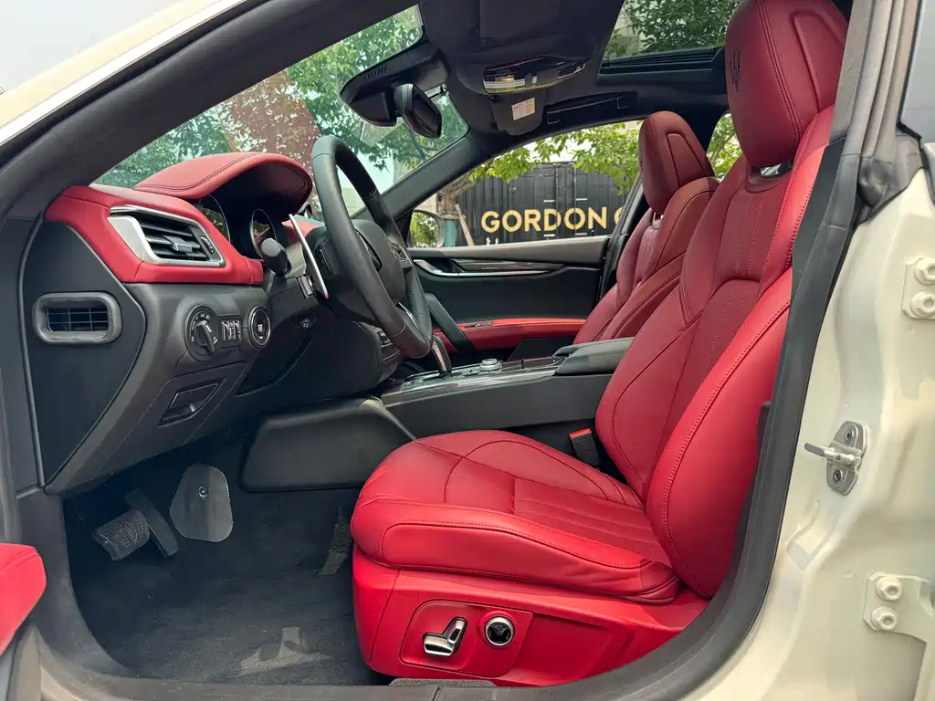 Ghibli 2.0 T GT Sharp Edge