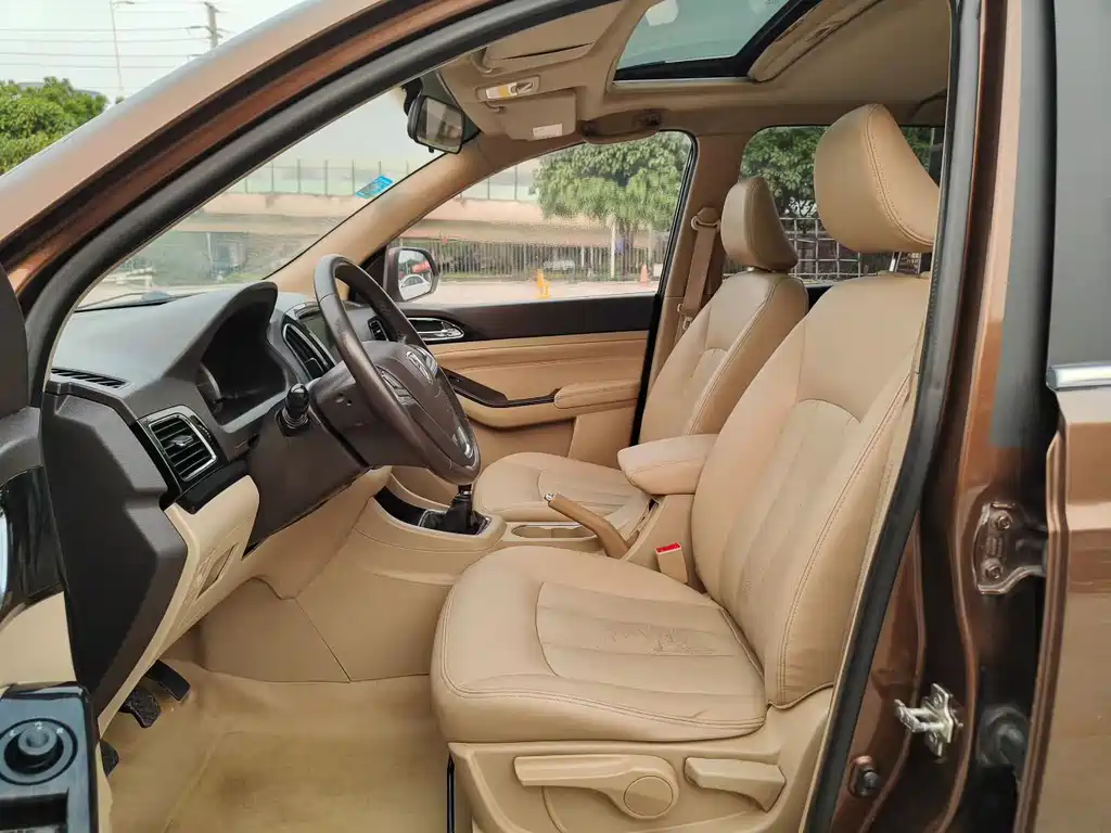 Baojun 730 1.5 L Manual Luxury Navigation ESP 7-seat